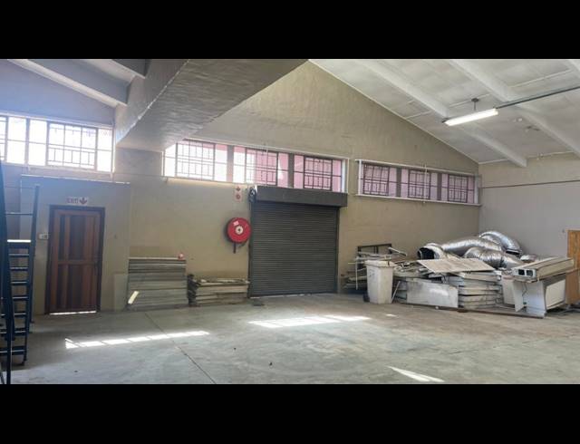 2,100M² WAREHOUSE TO LET IN PARAMOUNT ESTATE